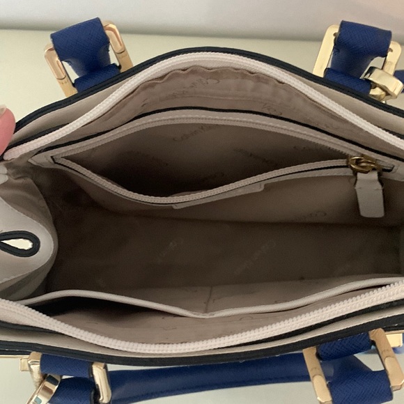 CALVIN KLEIN Crossbody satchel - White w/ blue Chevron  pattern & gold details. - Picture 12 of 16